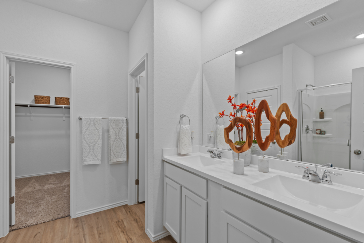 A bathroom with a sink and a mirror.