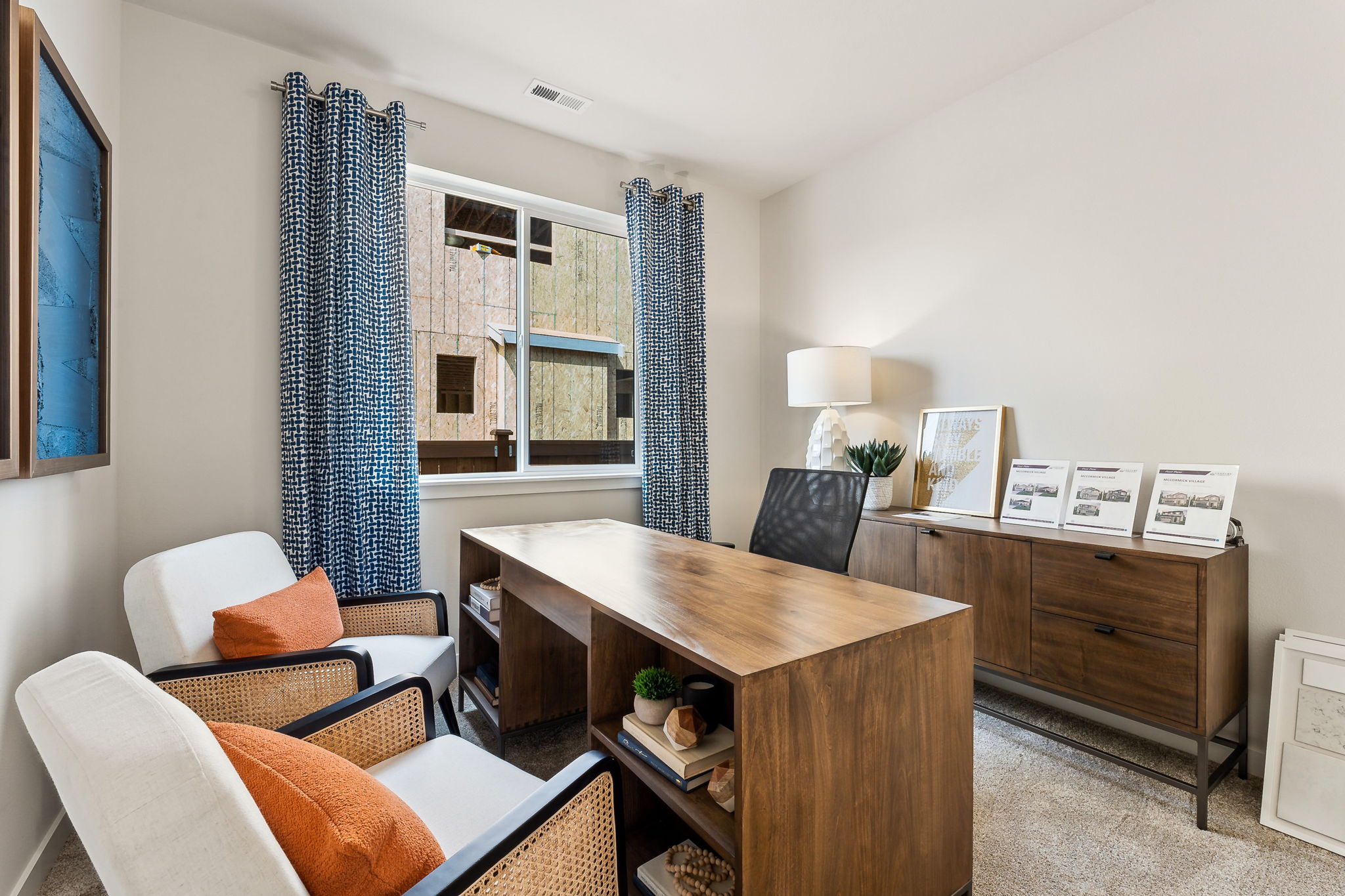 A room with a desk and chairs.